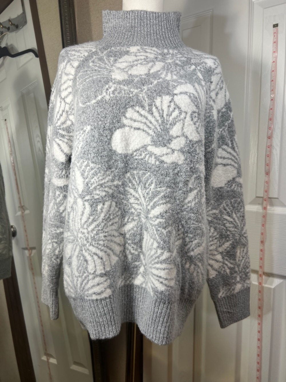 Liz Claiborne Gray and White Floral Turtleneck Sweater